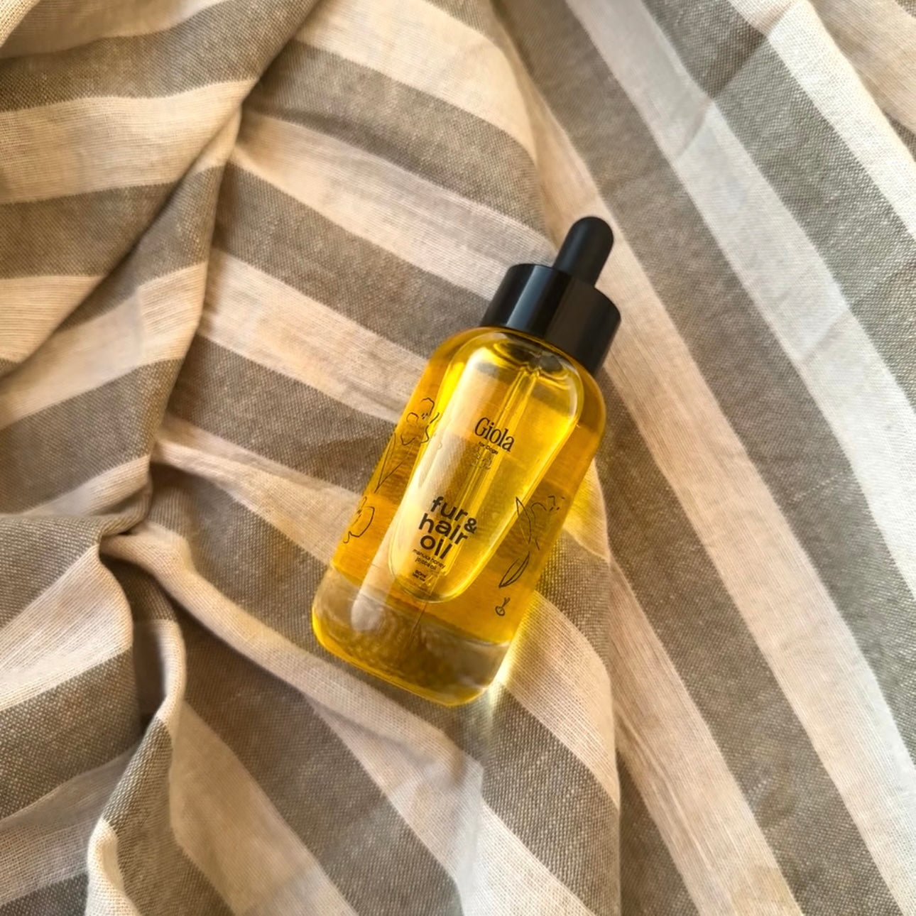 Giola Fellöl für Hunde – Flasche 50ml auf Stoffuntergrund, natürliche Pflege für Fell und Haut