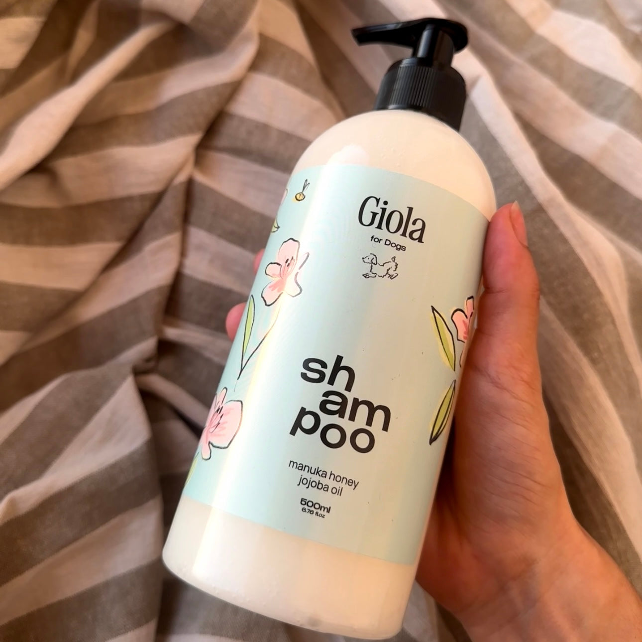 Giola Hundeshampoo 500ml in der Hand – natürliche Fellpflege mit Manuka Honig und Jojobaöl