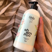 Giola Hundeshampoo 500ml in der Hand – natürliche Fellpflege mit Manuka Honig und Jojobaöl